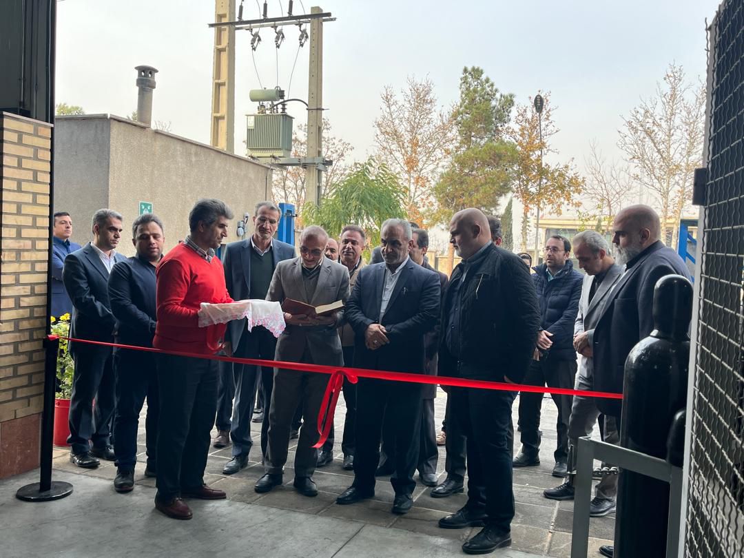 بازدید فرماندار شهرستان ساوجبلاغ از کارخانه شرکت دانش بنیان کلورز آریانا در شهر صنعتی هشتگرد